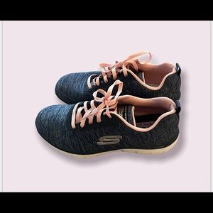 Skechers Size 7 sneakers like new